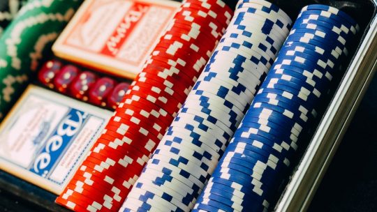 Le poker en ligne est-il plus efficace que le jeu direct ?