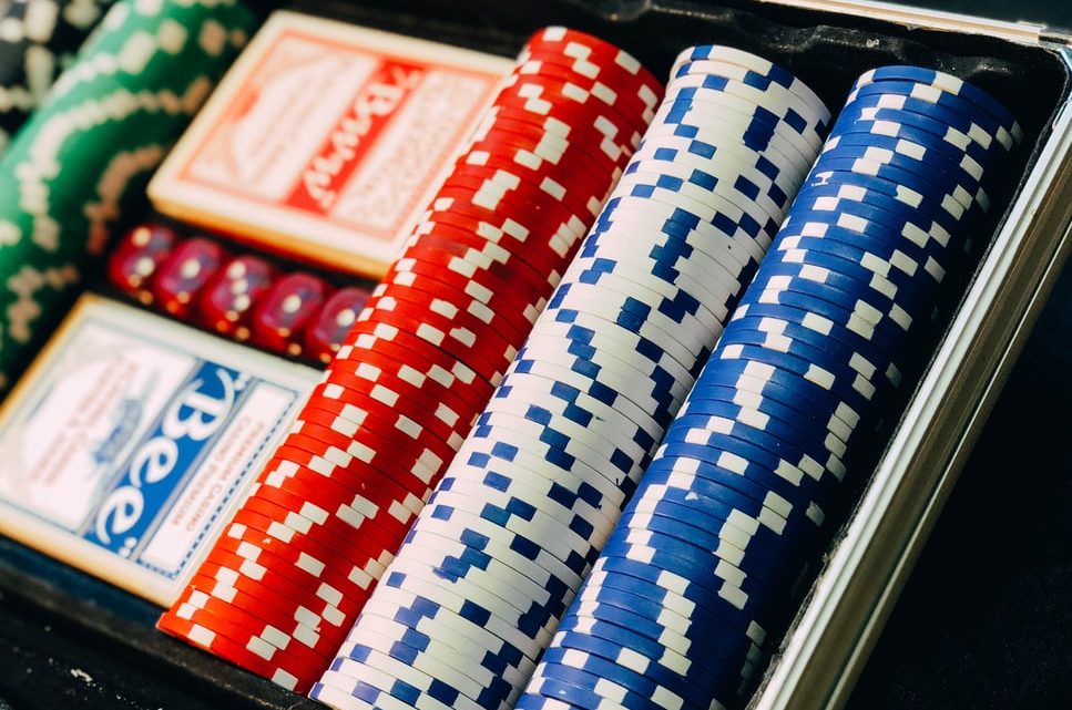 Le poker en ligne est-il plus efficace que le jeu direct ?